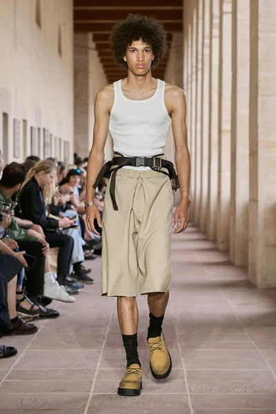 Look 18